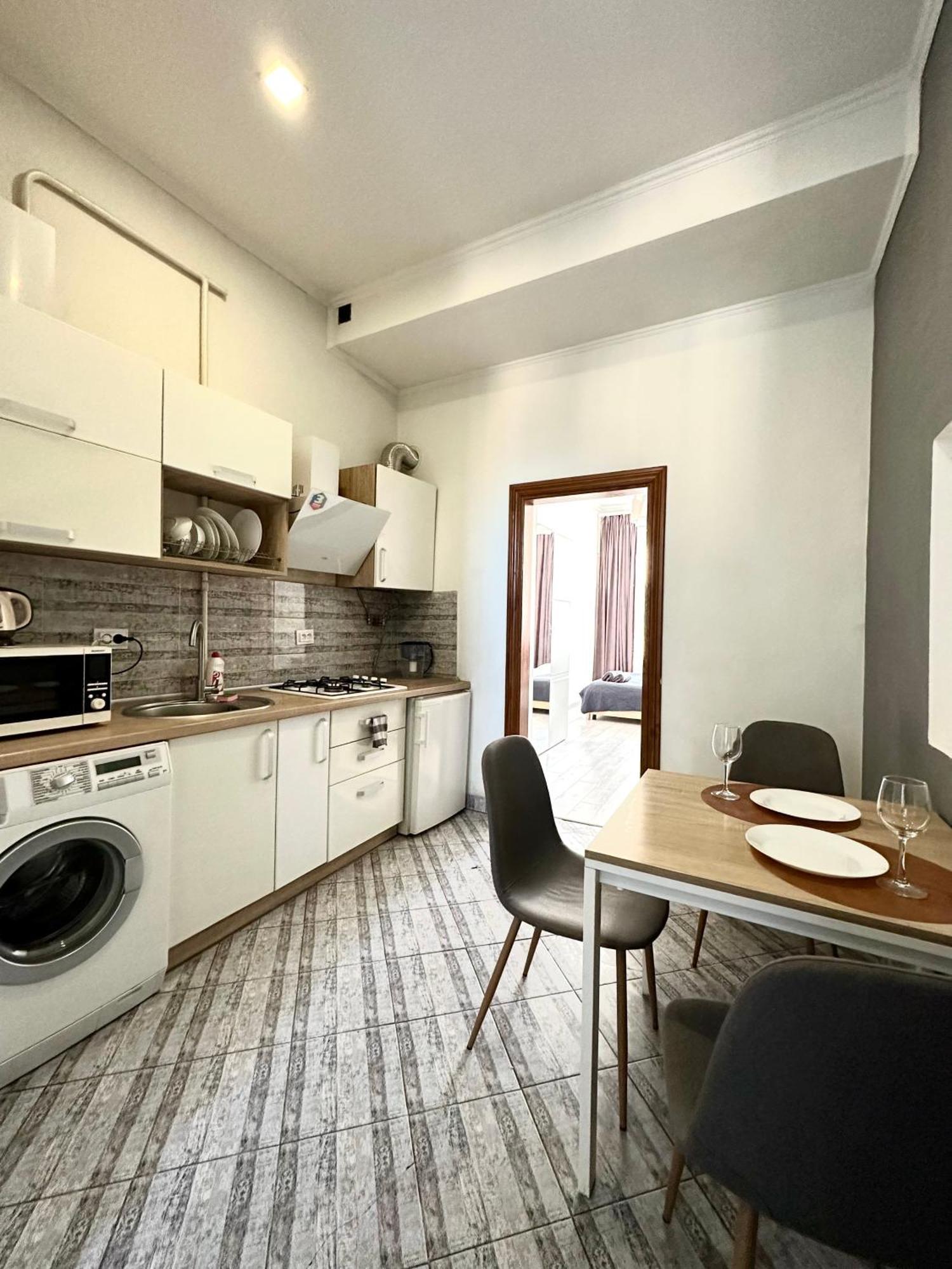 Romantic Apartments-Near Opera House 5/8 Lviv Exterior photo